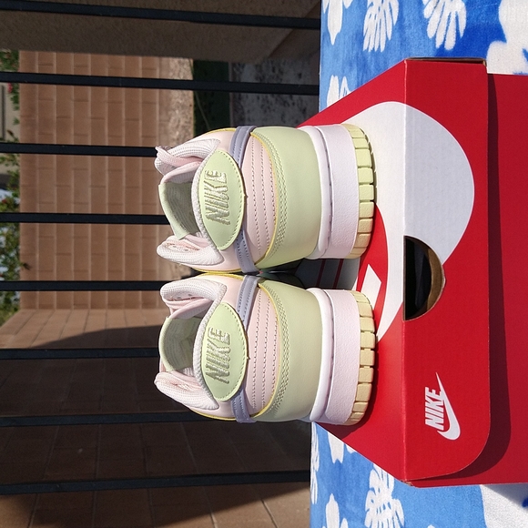 Women's Dunk Low 9.5 - Picture 5 of 11